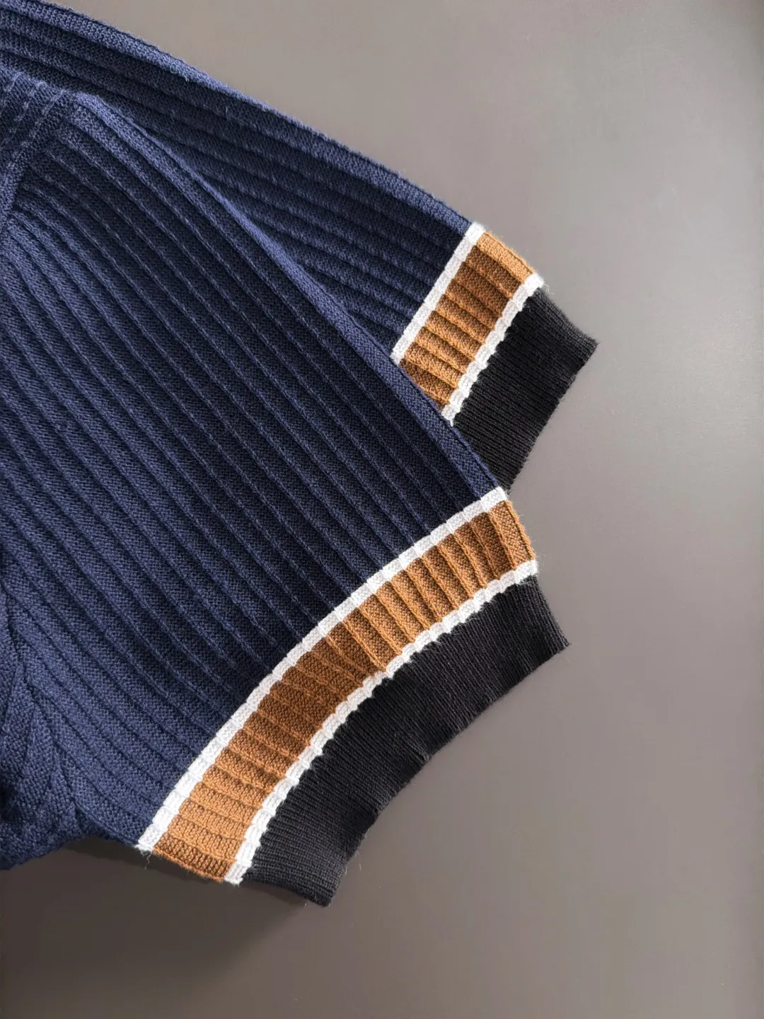 Next day shipment High Quality LP 2036 Summer New Arrival men's short-sleeved T-shirt Made of combed cotton yarn knitted cotton fabric, pure cotton high-weight special yarn, it feels full of weight when weighed, and the upper body is more textured than ordinary T-shirts. This texture can cope with the weather easily and is suitable for both hot and cold! The pattern on the chest adopts three-dimensional embroidery technology, and is perfectly produced stitch by stitch with reference to the original version! Loose fit design, looks noble. Size: M to XXXL